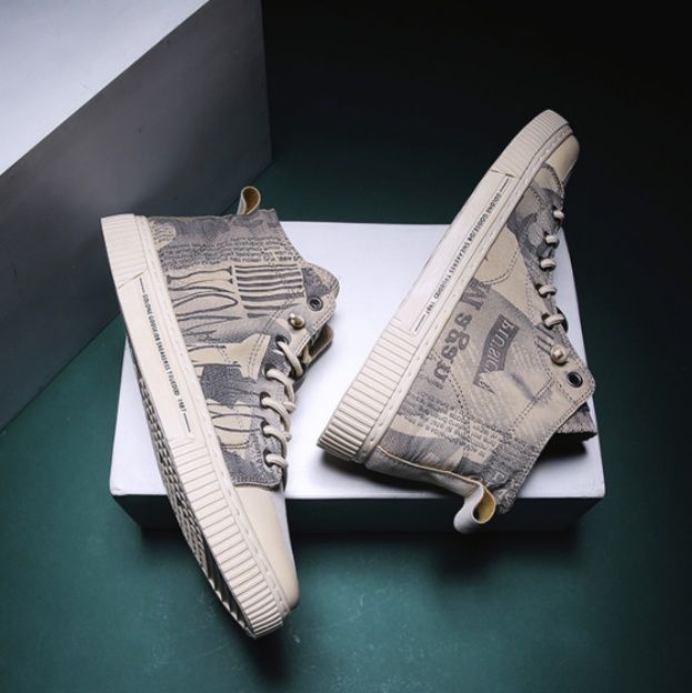 【アーバン・タイポグラフィ】ハイカット・キャンバススニーカー グレー系 | 英字新聞プリント・グラフィック リブ・ラバーソール モード・ストリートスタイル