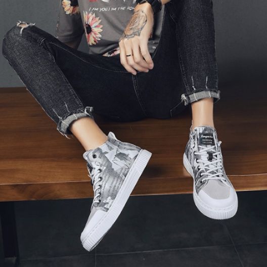 【アーバン・タイポグラフィ】ハイカット・キャンバススニーカー グレー系 | 英字新聞プリント・グラフィック リブ・ラバーソール モード・ストリートスタイル