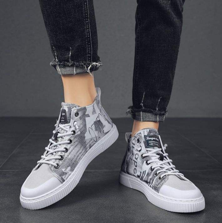 【アーバン・タイポグラフィ】ハイカット・キャンバススニーカー グレー系 | 英字新聞プリント・グラフィック リブ・ラバーソール モード・ストリートスタイル