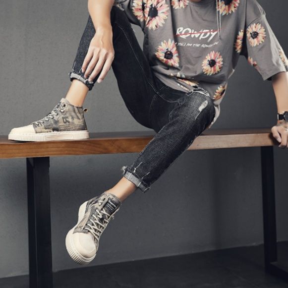 【アーバン・タイポグラフィ】ハイカット・キャンバススニーカー グレー系 | 英字新聞プリント・グラフィック リブ・ラバーソール モード・ストリートスタイル