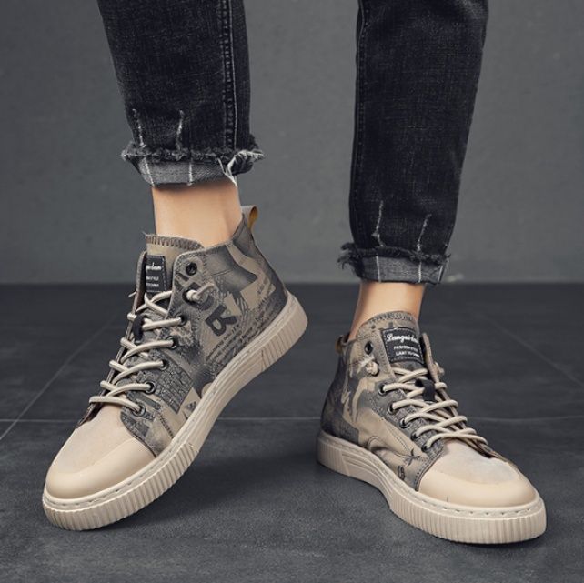 【アーバン・タイポグラフィ】ハイカット・キャンバススニーカー グレー系 | 英字新聞プリント・グラフィック リブ・ラバーソール モード・ストリートスタイル