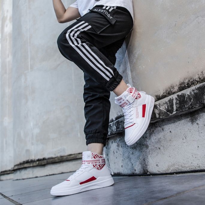 【アーバン・クリーン】ミッドカット・スニーカー オールホワイト | アンクル・レタリングデザイン ベルクロストラップ仕様 スタイリッシュ・モノトーン