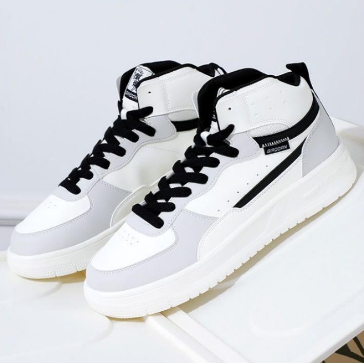 【モダン・クラシック】ミッドカットスニーカー ホワイト×ライトグレー | ブラック・コントラストレース 漢字グラフィックラベル スタイリッシュ・バスケットスタイル