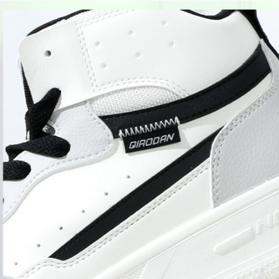 【モダン・クラシック】ミッドカットスニーカー ホワイト×ライトグレー | ブラック・コントラストレース 漢字グラフィックラベル スタイリッシュ・バスケットスタイル