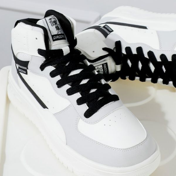 【モダン・クラシック】ミッドカットスニーカー ホワイト×ライトグレー | ブラック・コントラストレース 漢字グラフィックラベル スタイリッシュ・バスケットスタイル