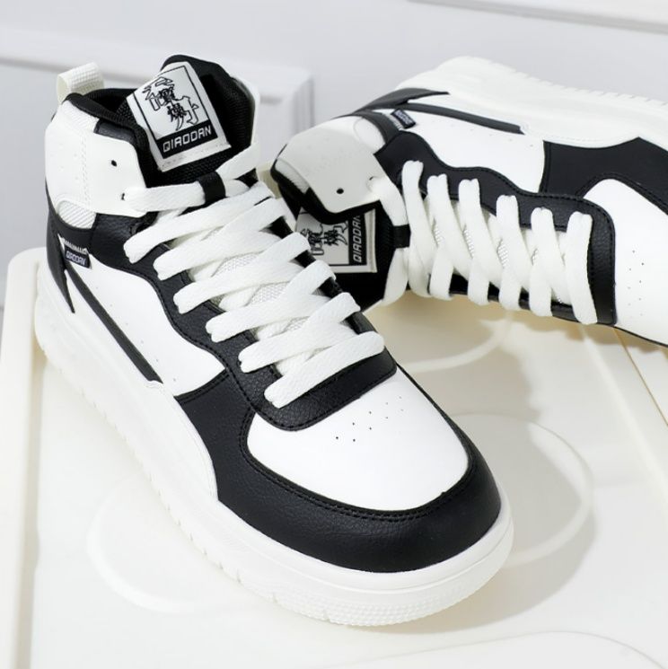 【モダン・クラシック】ミッドカットスニーカー ホワイト×ライトグレー | ブラック・コントラストレース 漢字グラフィックラベル スタイリッシュ・バスケットスタイル