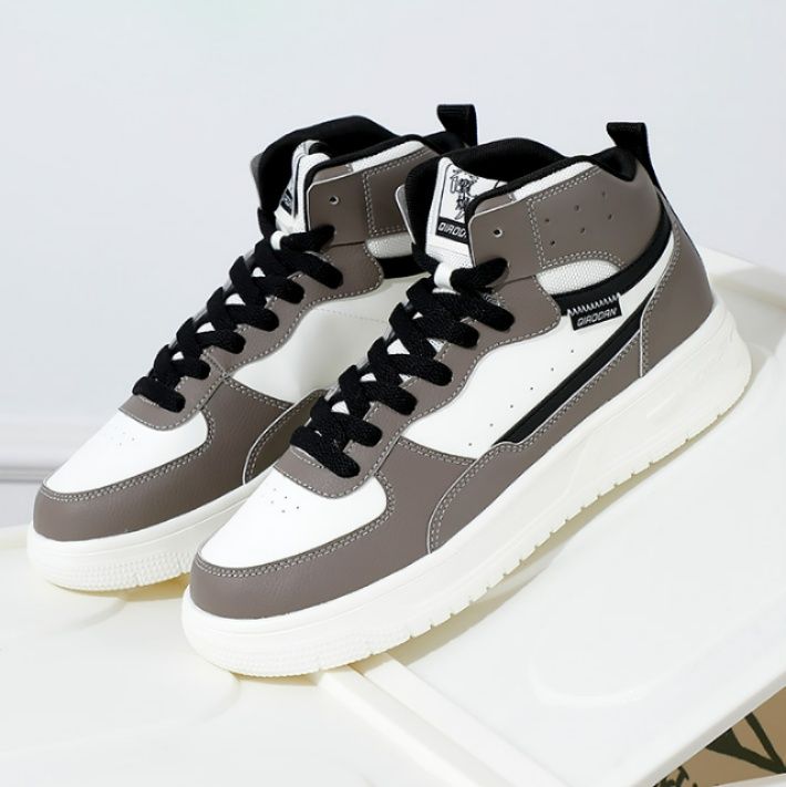 【モダン・クラシック】ミッドカットスニーカー ホワイト×ライトグレー | ブラック・コントラストレース 漢字グラフィックラベル スタイリッシュ・バスケットスタイル