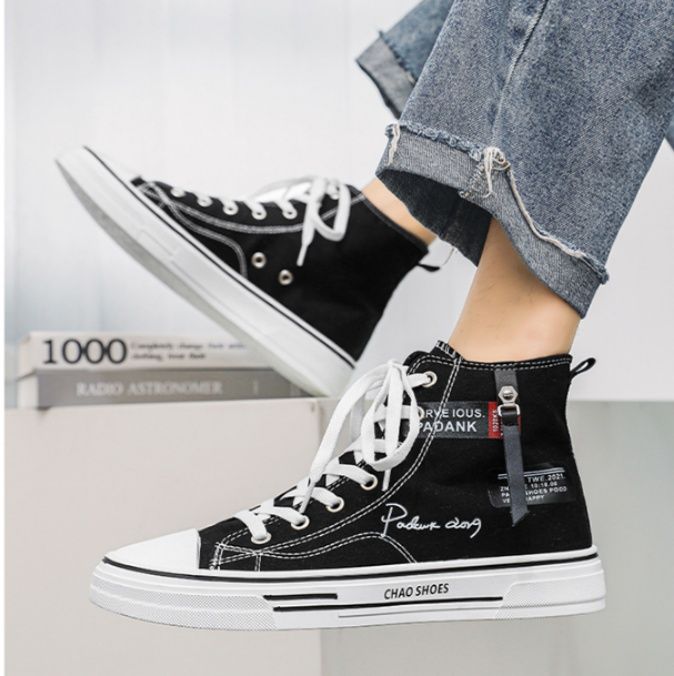 【アーバン・グラフィック】ホワイトキャンバス・ハイカットスニーカー | サイドジップデザイン タイポグラフィアクセント モノトーン・ストリート