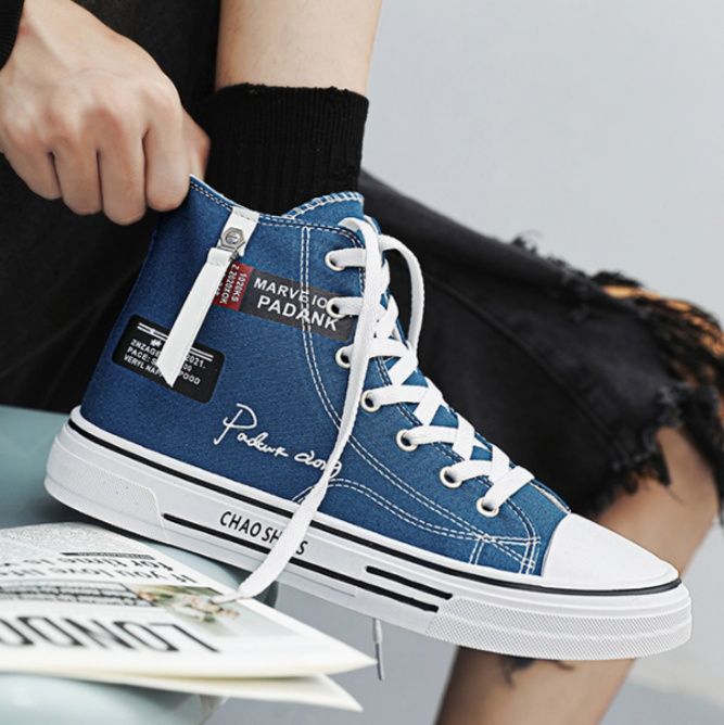 【アーバン・グラフィック】ホワイトキャンバス・ハイカットスニーカー | サイドジップデザイン タイポグラフィアクセント モノトーン・ストリート