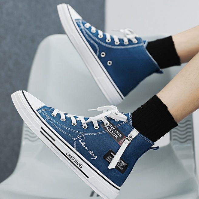 【アーバン・グラフィック】ホワイトキャンバス・ハイカットスニーカー | サイドジップデザイン タイポグラフィアクセント モノトーン・ストリート