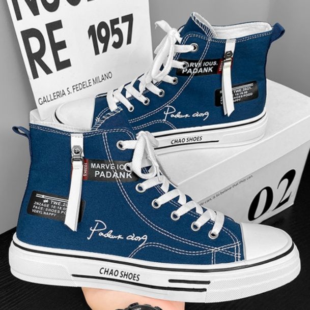 【アーバン・グラフィック】ホワイトキャンバス・ハイカットスニーカー | サイドジップデザイン タイポグラフィアクセント モノトーン・ストリート