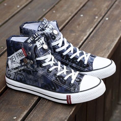 【ラギッド・グラフィック】ウォッシュドデニム・ハイカットスニーカー | 折り返しアンクルデザイン ホワイトレタリングプリント クラシック・アーバンストリート