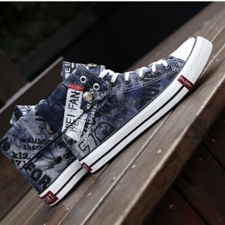 【ラギッド・グラフィック】ウォッシュドデニム・ハイカットスニーカー | 折り返しアンクルデザイン ホワイトレタリングプリント クラシック・アーバンストリート