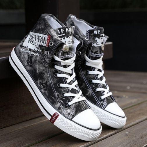 【ラギッド・グラフィック】ウォッシュドデニム・ハイカットスニーカー | 折り返しアンクルデザイン ホワイトレタリングプリント クラシック・アーバンストリート