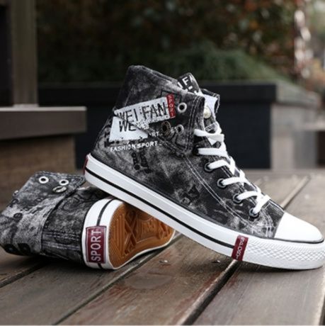 【ラギッド・グラフィック】ウォッシュドデニム・ハイカットスニーカー | 折り返しアンクルデザイン ホワイトレタリングプリント クラシック・アーバンストリート