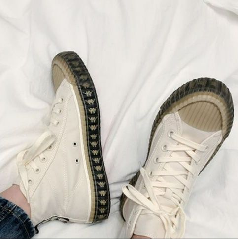 【レトロ・ストリート】アイボリーキャンバス・ハイカットスニーカー | ガムラバー・トゥキャップ ロゴパターンソール アーバン・カジュアル
