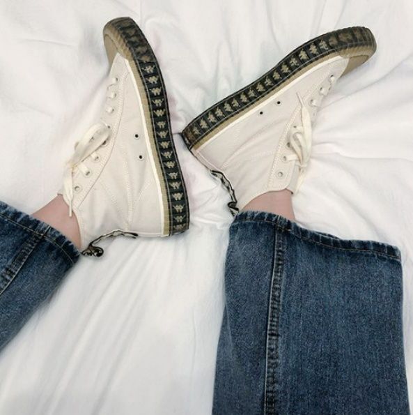 【レトロ・ストリート】アイボリーキャンバス・ハイカットスニーカー | ガムラバー・トゥキャップ ロゴパターンソール アーバン・カジュアル