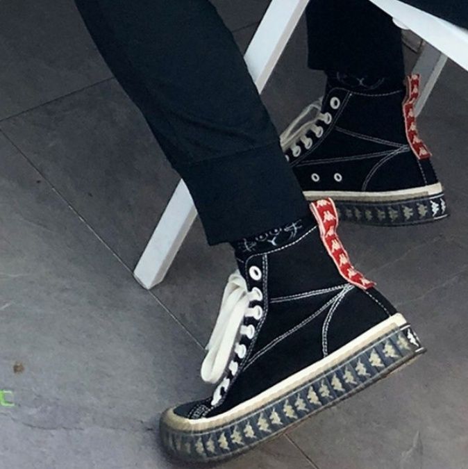 【レトロ・ストリート】アイボリーキャンバス・ハイカットスニーカー | ガムラバー・トゥキャップ ロゴパターンソール アーバン・カジュアル