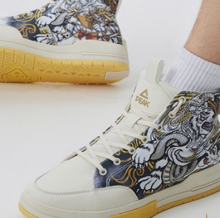 【アーティスティック・ムーブ】ミッドカットスニーカー アイボリー×スカイブルー | 流線型ウィンググラフィック テクニカル・フラットソール