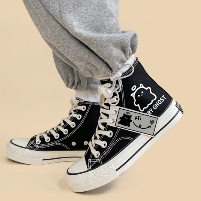 【ポップ・ダーク】ブラックキャンバス・ハイカットスニーカー | キャラクターグラフィック＆タグアクセント ホワイトソール ストリート・カジュアル