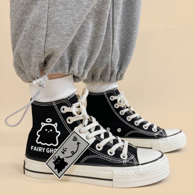 【ポップ・ダーク】ブラックキャンバス・ハイカットスニーカー | キャラクターグラフィック＆タグアクセント ホワイトソール ストリート・カジュアル