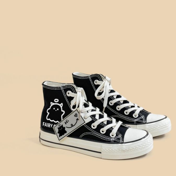 【ポップ・ダーク】ブラックキャンバス・ハイカットスニーカー | キャラクターグラフィック＆タグアクセント ホワイトソール ストリート・カジュアル