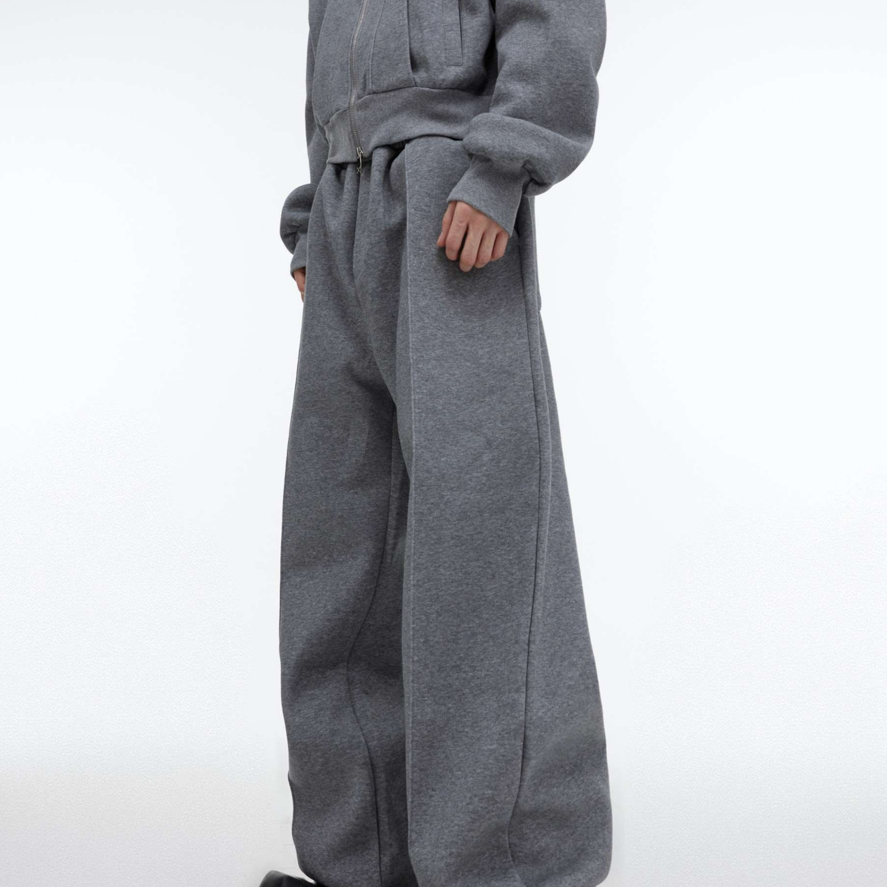 https://fulmo-img-server.com/hoodiehaven/1728575902374_utvl44na_cropped.jpg