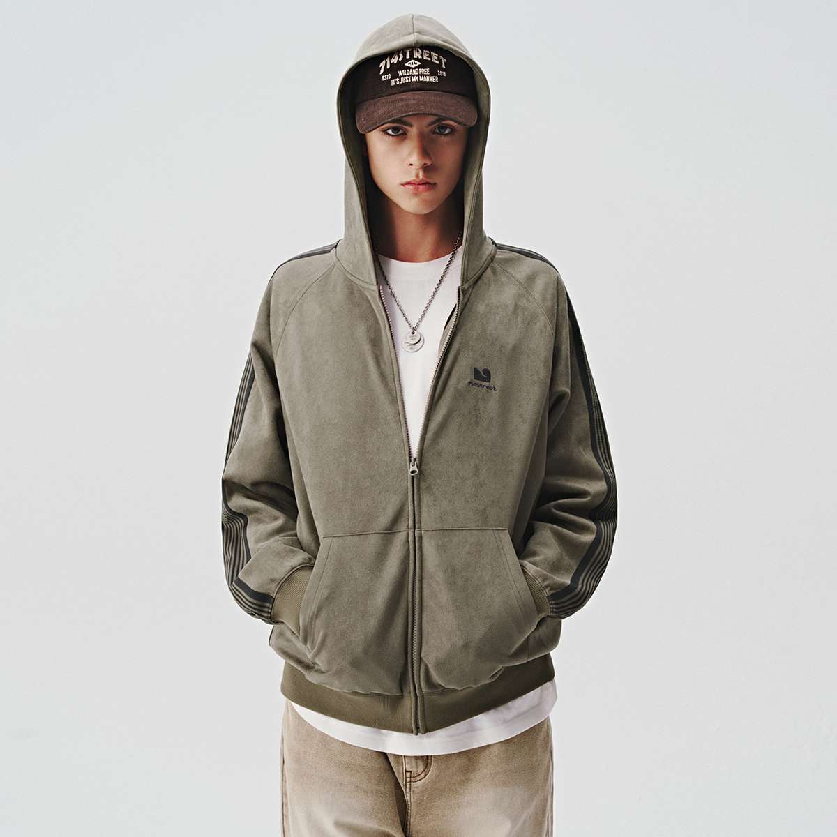 https://fulmo-img-server.com/hoodiehaven/8a81f2adf630452f82d37be4b2a3ffac.jepg