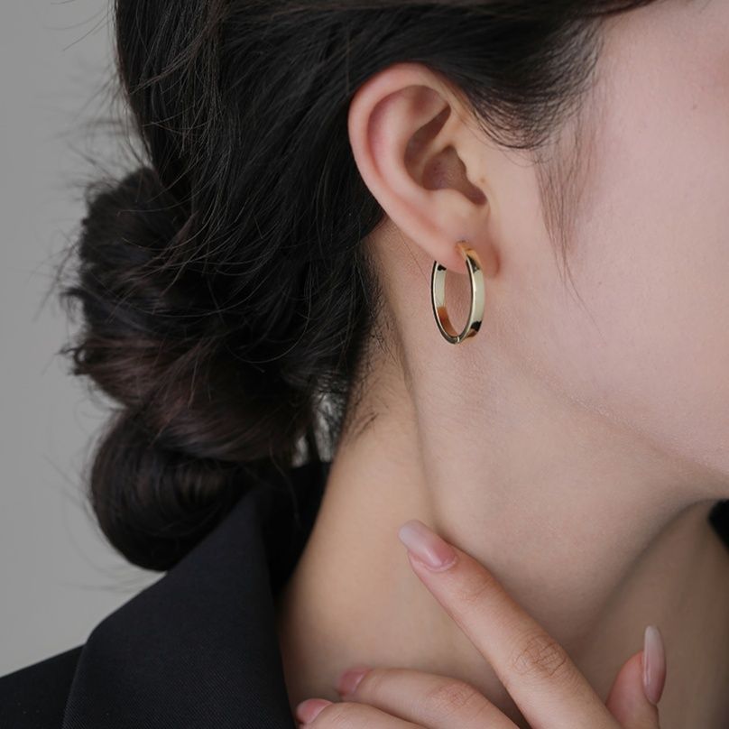洗練された丸みフープピアス