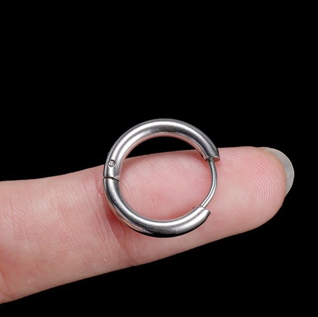 シンプル輪郭フープピアス
