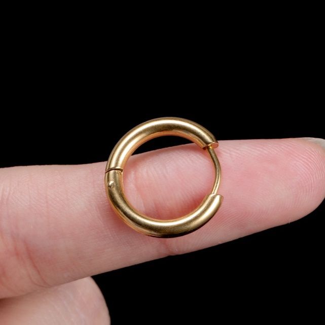 シンプル輪郭フープピアス