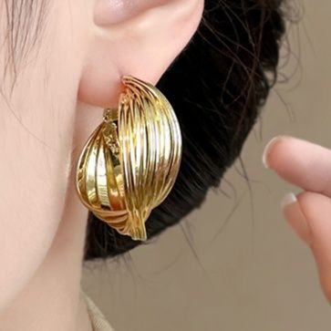重なる波紋 ねじれフープピアス