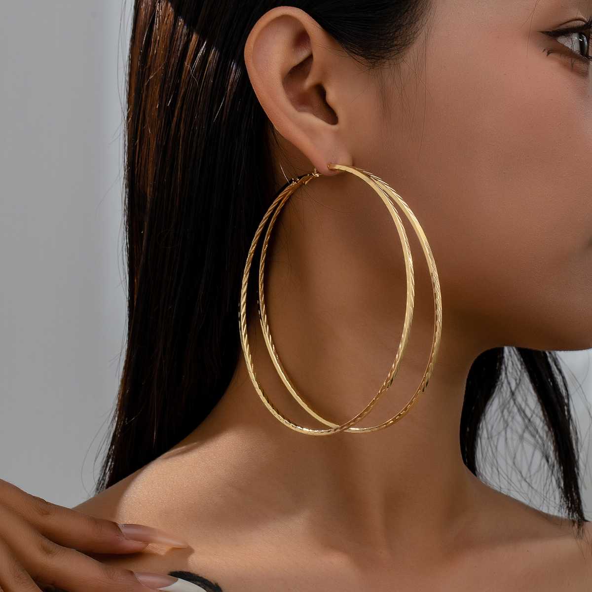 大きいフープピアスで存在感を演出！印象的な耳元を叶える5選