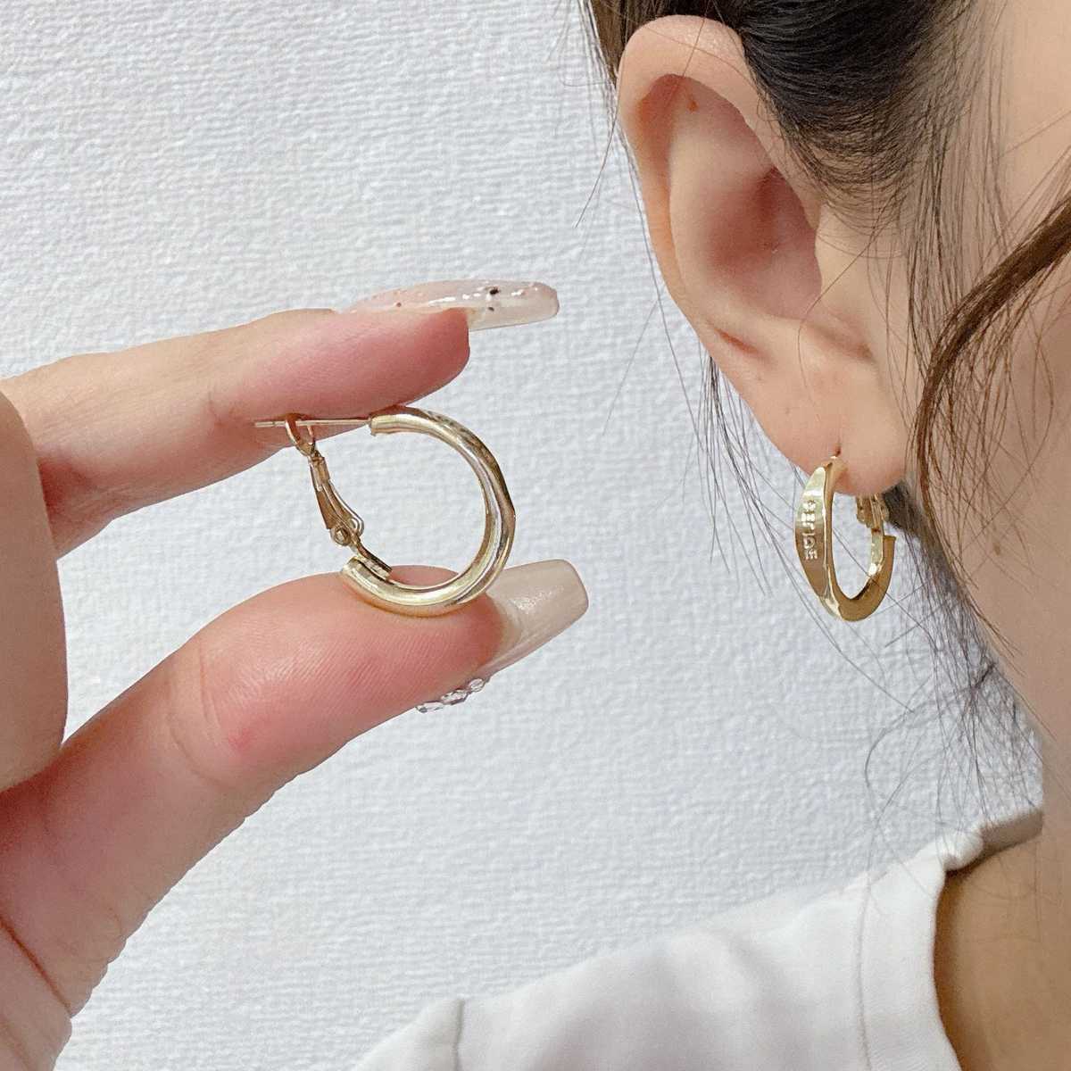 耳元をさりげなく彩る！小さなフープピアスのおすすめ5選