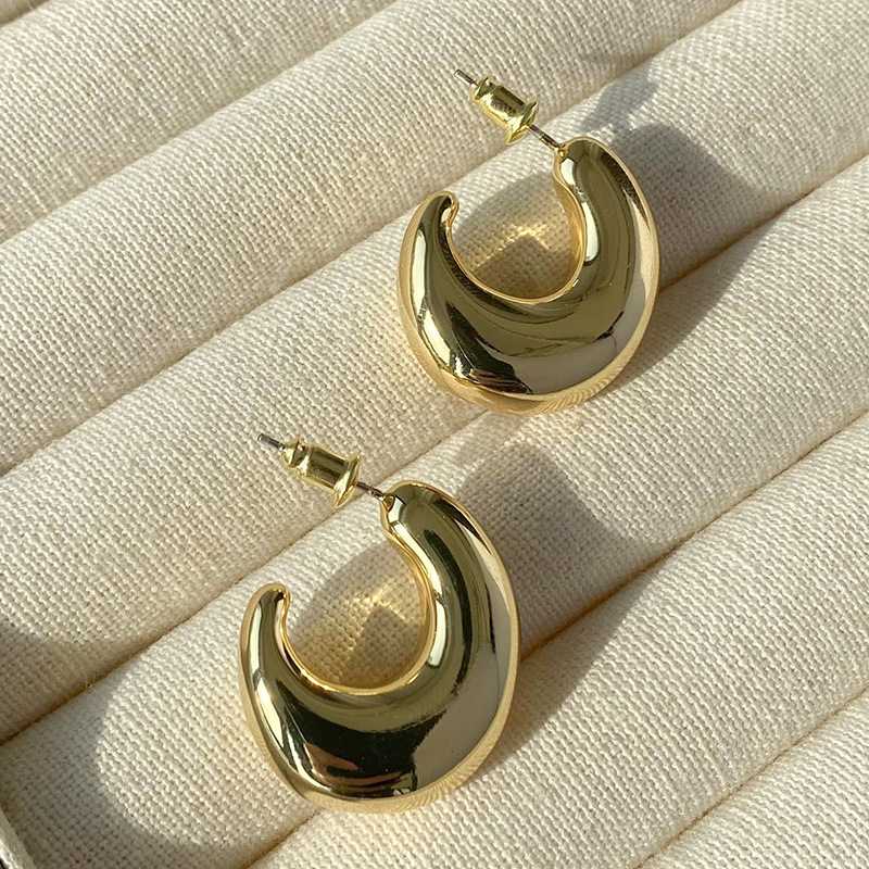 品格と魅力を引き立てる！金のフープピアス5選