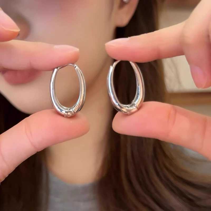 楕円フープピアスで耳元を華やかに！スタイルを引き立てる5選