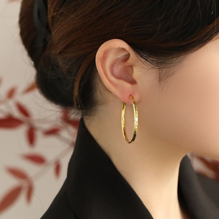  上品な光沢感が美しい大振りゴールドフープピアス