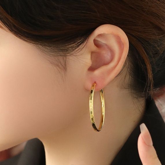  上品な光沢感が美しい大振りゴールドフープピアス