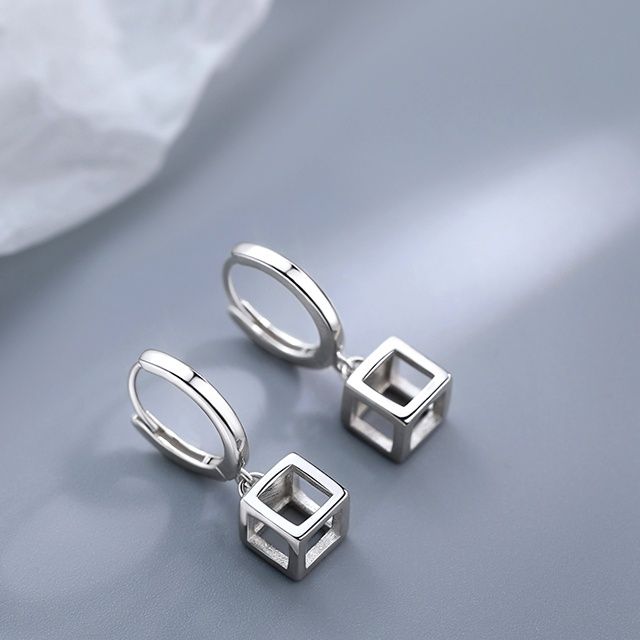  立体キューブチャーム付ステンレスフープピアス