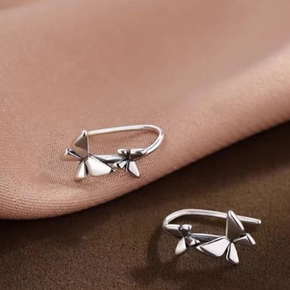 小花モチーフ 繊細ステンレスフープ ピアス