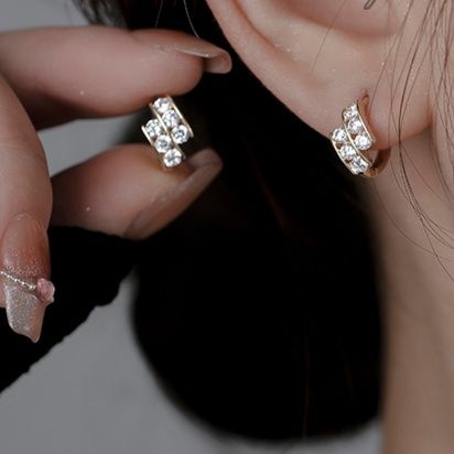 キラキラ輝く装飾付き小ぶりステンレスフープピアス