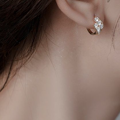 キラキラ輝く装飾付き小ぶりステンレスフープピアス