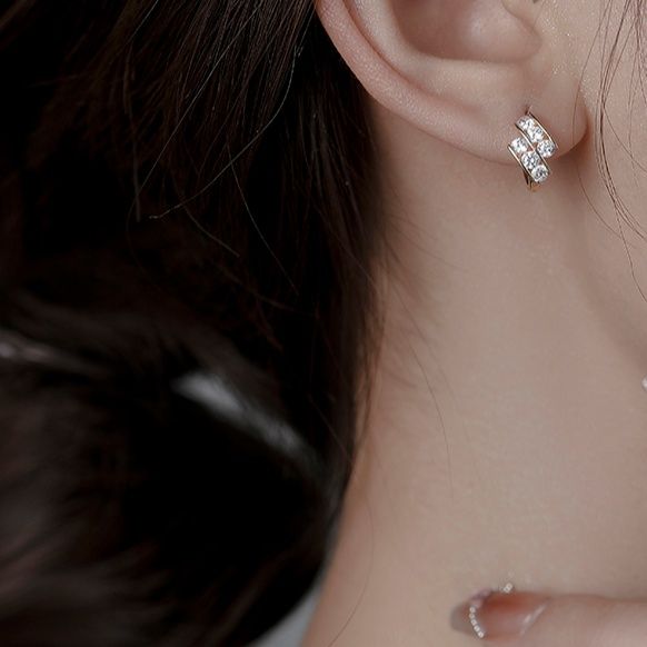 キラキラ輝く装飾付き小ぶりステンレスフープピアス