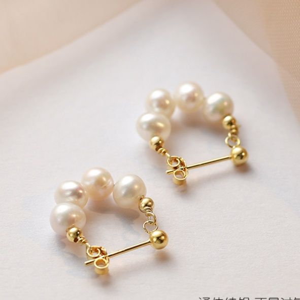 上品なパールクラスターフープピアス