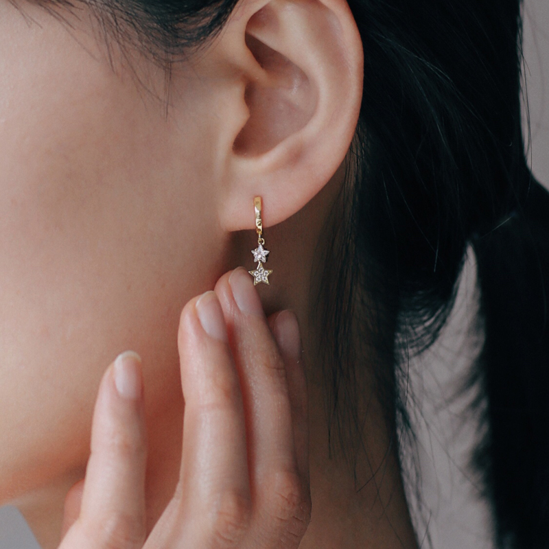  星型チャーム付き小ぶりステンレスフープピアス