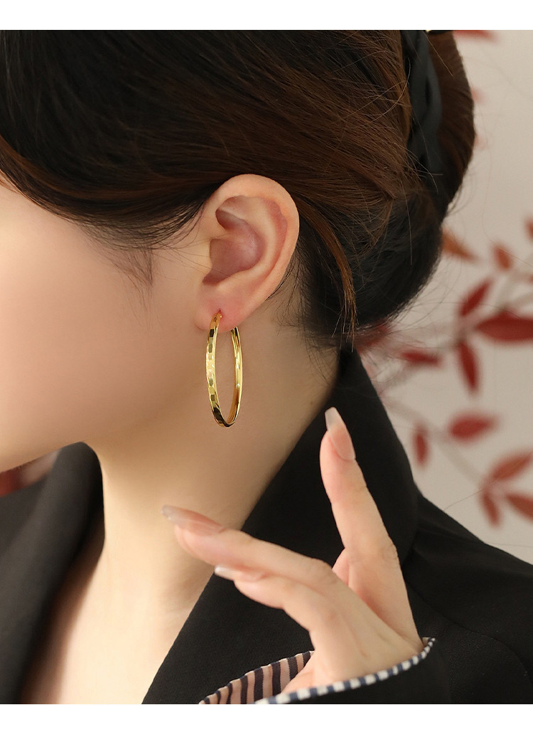 上品な光沢感が美しい大振りゴールドフープピアス