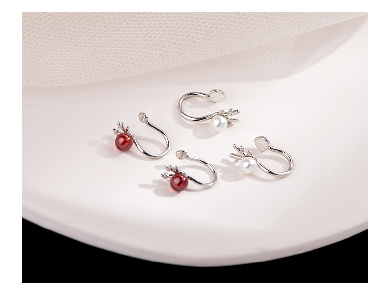 フープ ピアス 鹿の角モチーフ付きステンレスフープピアス