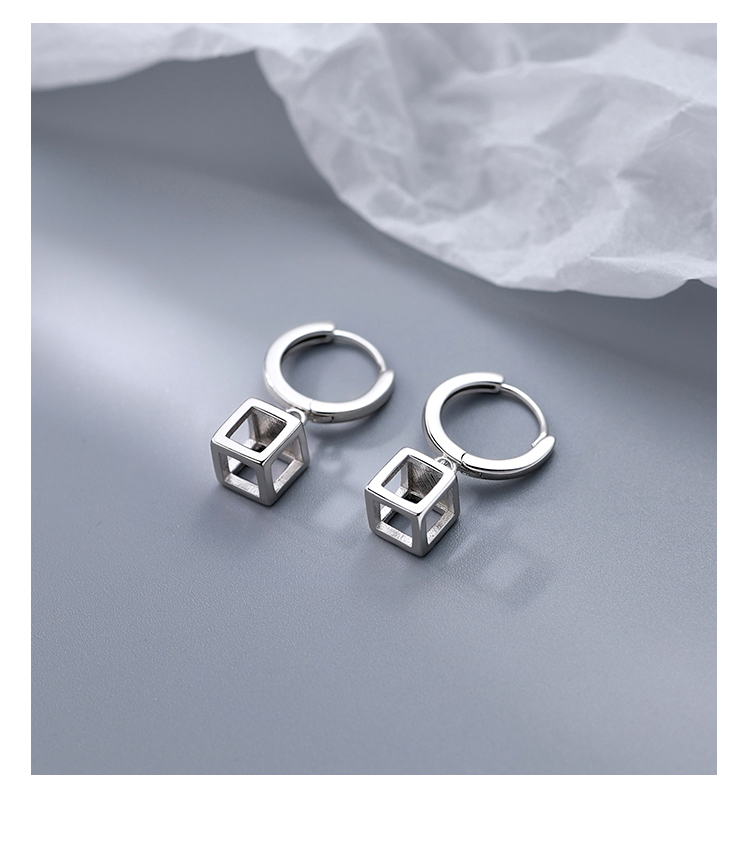 立体キューブチャーム付ステンレスフープピアス