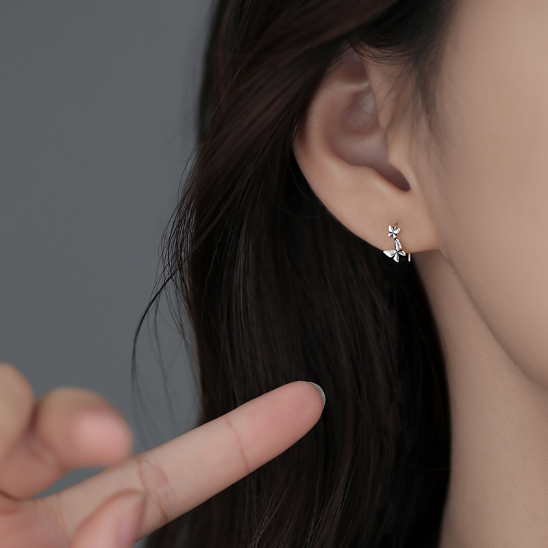 小花モチーフ 繊細ステンレスフープ ピアス