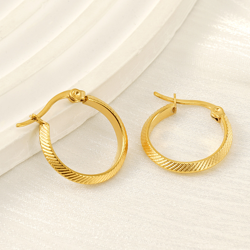 フープ ピアス 斜め彫り模様フープピアス